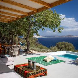My Old Stone House in a 2 000 sqm private garden with Fab Glamping Tent, hotel di Mandrakion