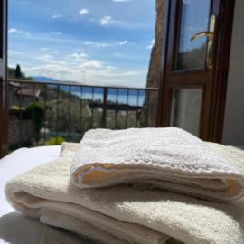 AGORA' Home, hotel in Gardone Riviera