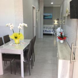 RICCIARDELLI HOLIDAY HOMES in paese di fronte al Mare