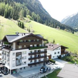 Natur Alpin Hotel Feichtner Hof, hotel em Kaunertal