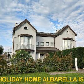 HOLIDAY HOME ALBARELLA ISLAND, hotel in Isola Albarella