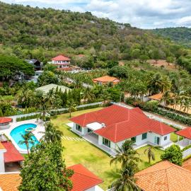Amazing Private 6 Bedroom Pool Villa ED60, hotel in Khao Tao