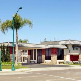 Days Inn & Suites by Wyndham Anaheim At Disneyland Park، فندق في أنهايم