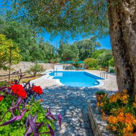 LIvadi Studios with Pool โรงแรมในลักกา