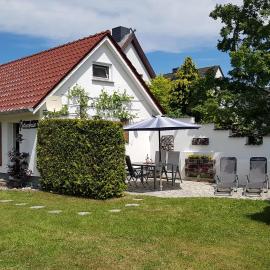 Ferienhaus Ostseebrise Usedom im Grünen familienfreundlich ruhig Parkplatz Terrasse Kamin, hotel in Karlshagen