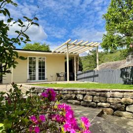 Apple tree hut, in a private garden, hotel u gradu Skipton