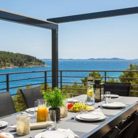 WATERFRONT SEA DREAM VILLA, hotel in Milna
