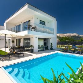 Villa Supernus II with Heated Pool, hotel din Baška