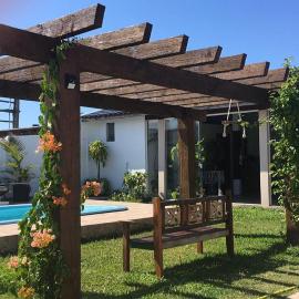 Apartamento inteiro com piscina em Balneário Pinhal, hotel i Pinhal