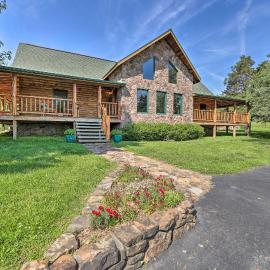 Eureka Springs Area Cabin w/ Deck + 7 Acres!
