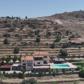 Villa Archangelos Aegina、Sfendoúrionのホテル