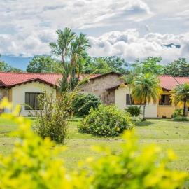 Linda casa de verano con amplias zonas verdes, hotel em San Isidro
