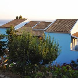 Agios Georgios - 2 Beds - Sleeps 4 - Free Parking