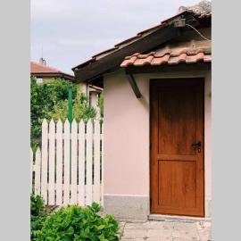 Cute Little House with a White Picket Fence, hotel a Burgas