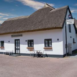 nah am Meer, ruhige Lage, gratis Nutzung vom AHOI Erlebnisbad und Sauna in Sellin - Haus Büdnerstube FeWo 1, hotel a Middelhagen