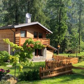 I Larici Camping Lodge, hotell i Ossana