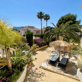 HOMESTAY GROUNDFLOOR PRIVATE GARDEN AND PARKING shared POOL 200meters away, hotel in Benissa