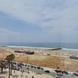 Front Beach Costa Caparica Lisbon, готель у місті Кошта-да-Капаріка
