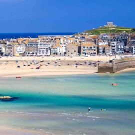 Luna Beach - Luxury Carbis Bay Apartment + Parking, hotel in Carbis Bay