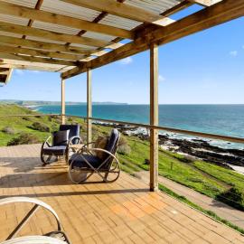 Cliffs End Beach Shack 105 Gold Coast Drive, hotel in Carrickalinga
