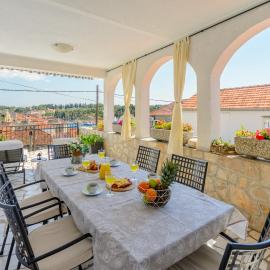 Apartman Mare، فندق في ميلنا