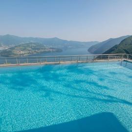 EnjoyIseoLake - Van Gogh - beautiful lake Iseo view and swimming pool, hotel a Parzanica