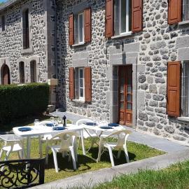 Lodge-Sagne une ferme rénovée au cœur du Cantal à proximité de la station de ski du Lioran, hotel in Neussargues en Pinatelle