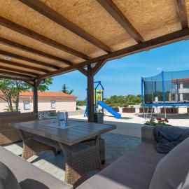 Crowonder Luxury Vir- 6 New Apartments for Families with Playground for Kids, hotel a Vir