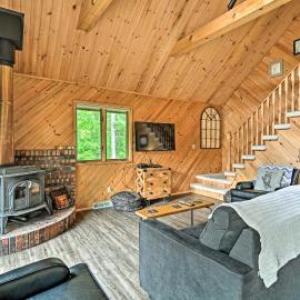 Near Snowmobiling! Riverfront Traverse City Cabin, khách sạn ở Traverse City