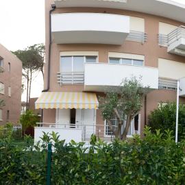 Deni Lalzi Bay Rooms, hotel en Draç