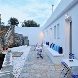 Beba's Studios, hotel i Mpatsi