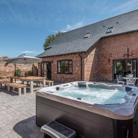 Chapel Cottage at Pond Hall Farm, Stunnning Property with Private Hot Tub, Hadleigh, hotel a Ipswich