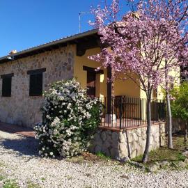 Viesnīca Pago de Yuste - Casa Rural Apartamentos pilsētā Kuakosa de Juste