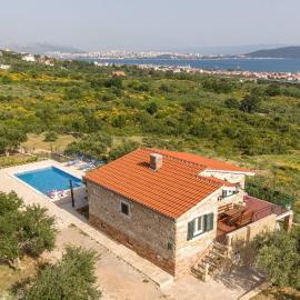 Lola - privacy, pool & view