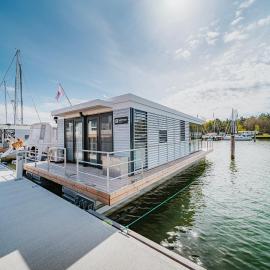Schwimmendes Ferienhaus "Trinity" Ihr Seahome auf der Ostsee, hotel in Peenemünde