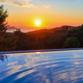 Sunset House، فندق في Karousádes