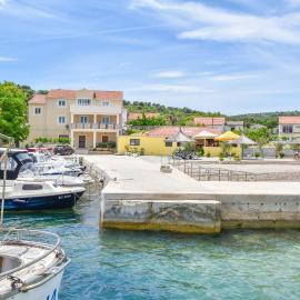 Apartment L and S on The Beach, hotel a Ugrinići