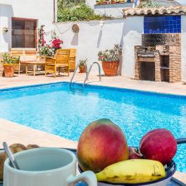 Casa Luna - Traditional spanish village house with pool, hotel em Pinos del Valle
