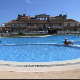 2-Bed Sleeps 4 Swimming Pool Hot Tub, hotel a Punta Prima