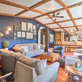 Boho-Chic Home w/ Game Room Near Lake Gregory!, hotell i Crestline