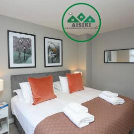 Aisiki Stays Apartments at Hillingdon, 3-Bedroom & 2-Bathroom, Pet-Friendly House with Garden, King or Twin Beds with Free WiFi and Parking Space, hotel di Hillingdon