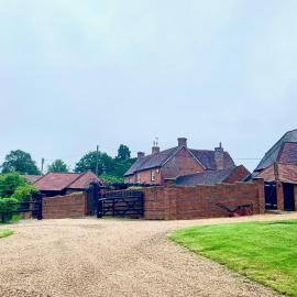 The Estate - 11 Bed - Sleeps 22 - Private Garden, hotel in Hailsham