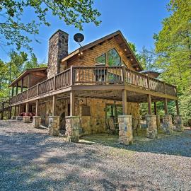Fire Pit & Hot Tub: Poconos Family Cabin!