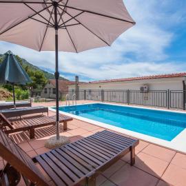 Apartmani Petracie, מלון בדרבניק