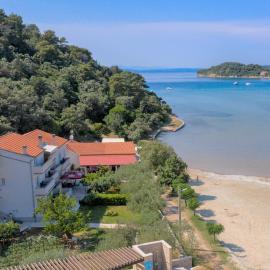 Apartments Halovic, hotel in Kampor