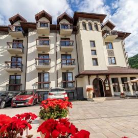 RIVER Hotel & SPA, hotel di Calimanesti