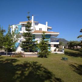 The Blue House, hotel in Loukísia