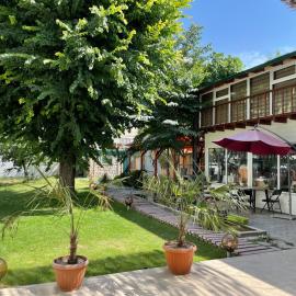 Eco House, hotel en Osh