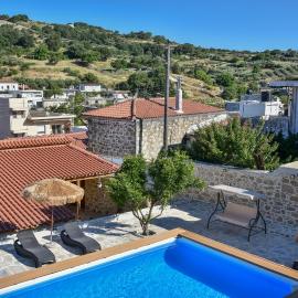 Four Season Tzoulakis Villa، فندق في Ayía Varvára