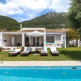 Villa Piedra Barbati - Seafront Villa